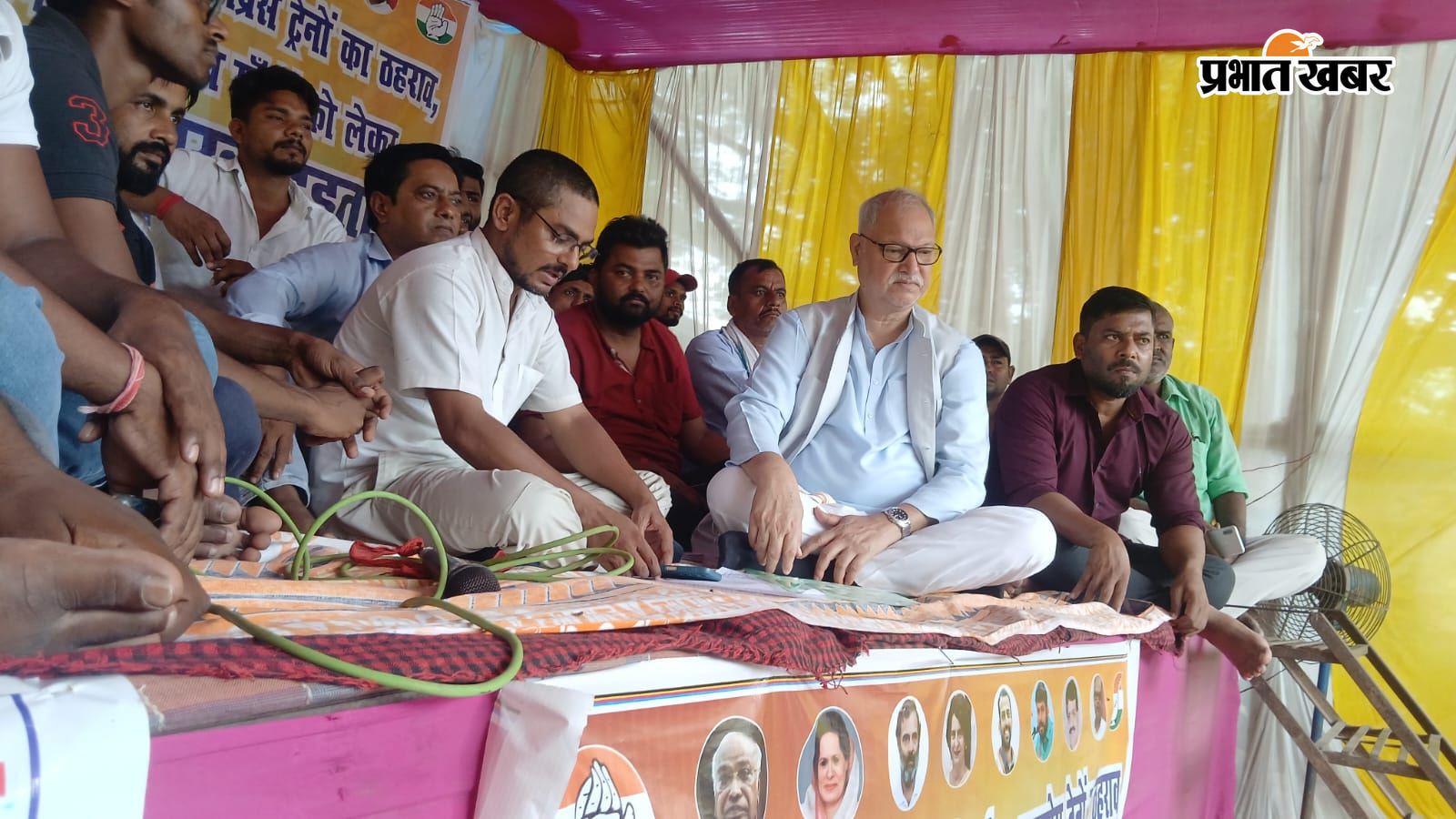 भूख हड़ताल पर प्रदर्शनकारी लोगों से मिलते हैं कांग्रेस नेता डॉ शकील खान रात में भूख हड़ताल प्रदर्शनकारी से बातचीत करते जिला प्रशासन के अधिकारी | Prabhat Khabar Network