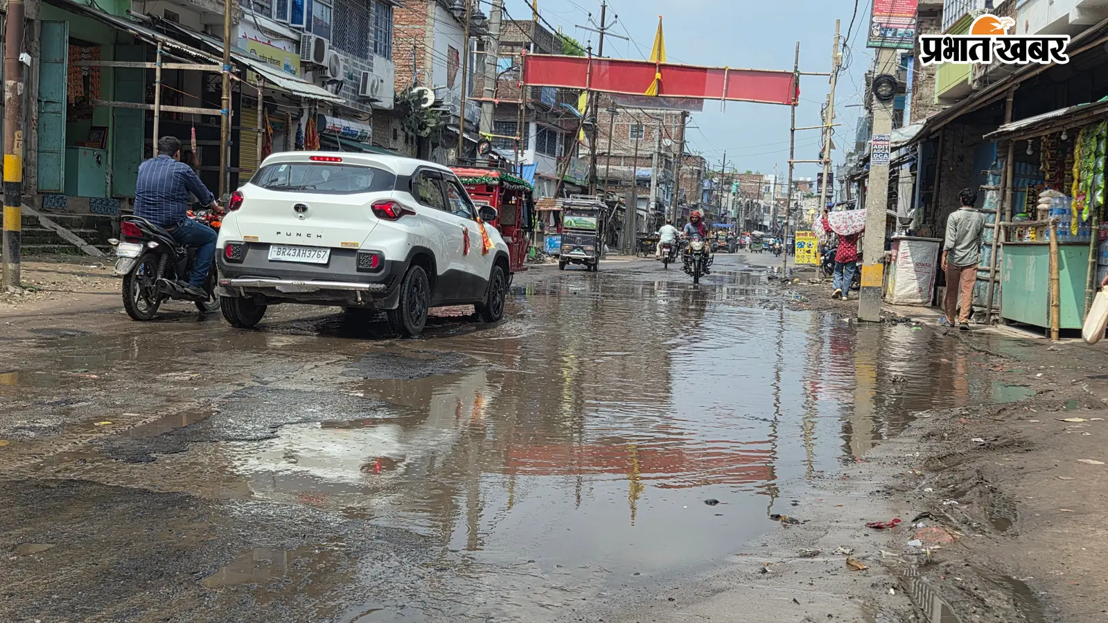 पुरानी बाजार की सड़क पर बह रहा नाले का गंदा पानी, राहगीर और दुकानदार परेशान