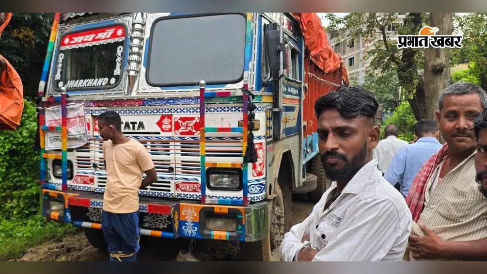 चावल लदे ट्रक से बोरा निकालकर ई-रिक्शा में लाद रहा था युवक ,चालक की नजर पड़ी तो मच गया हंगामा
