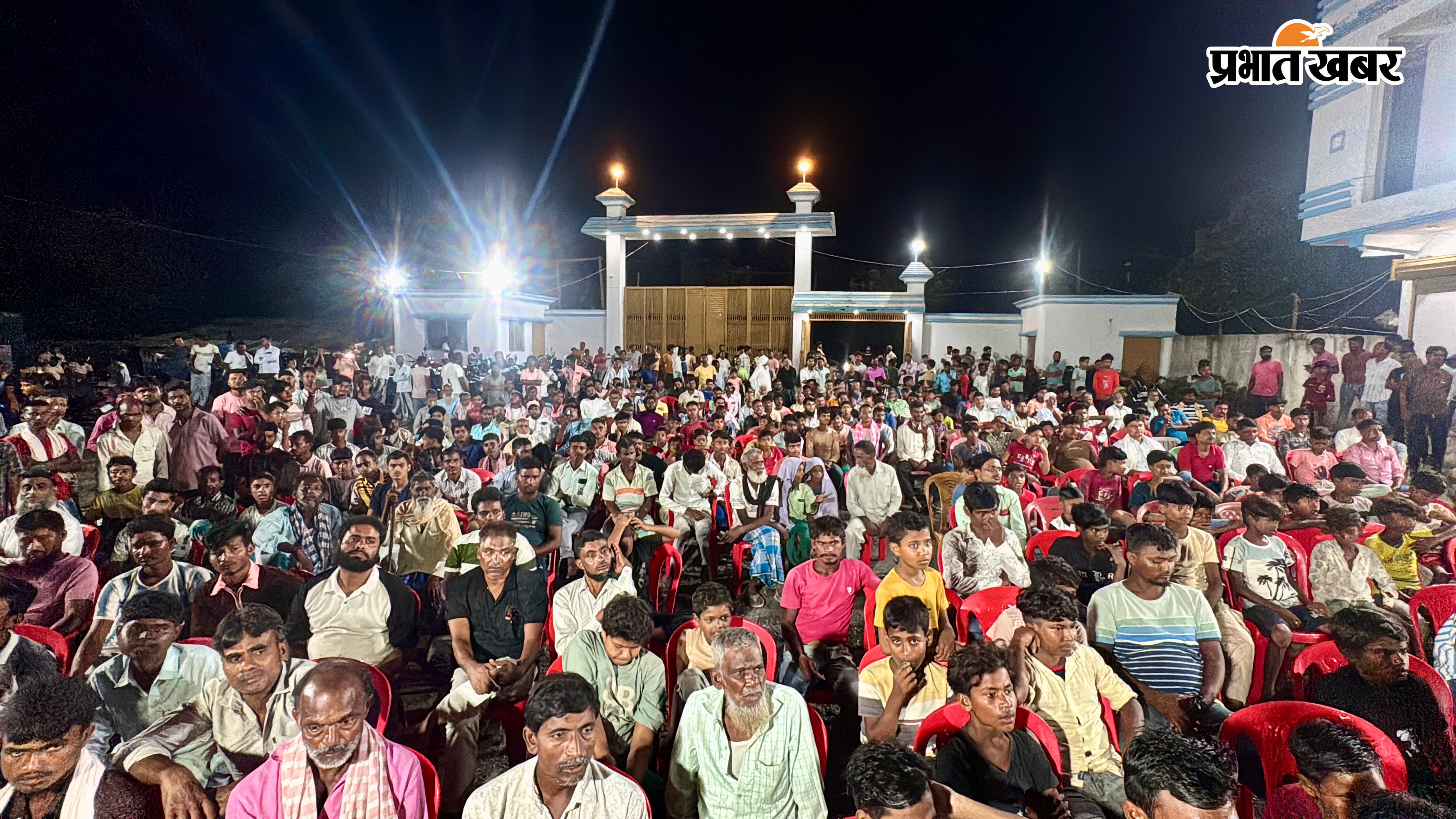 निजी राइस मिल परिसर में समर्थकों के बीच पूर्व एनडीए प्रत्याशी सह समाजसेवी अजहर इस्लाम | Prabhat Khabar Network