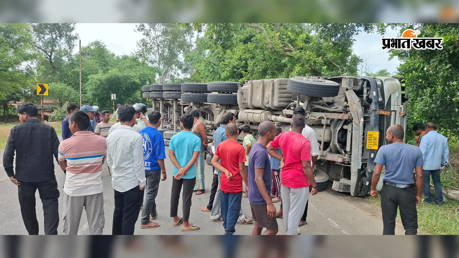 पथराटांड़ के पास डस्ट लदा हाइवा पलटा, चालक घायल