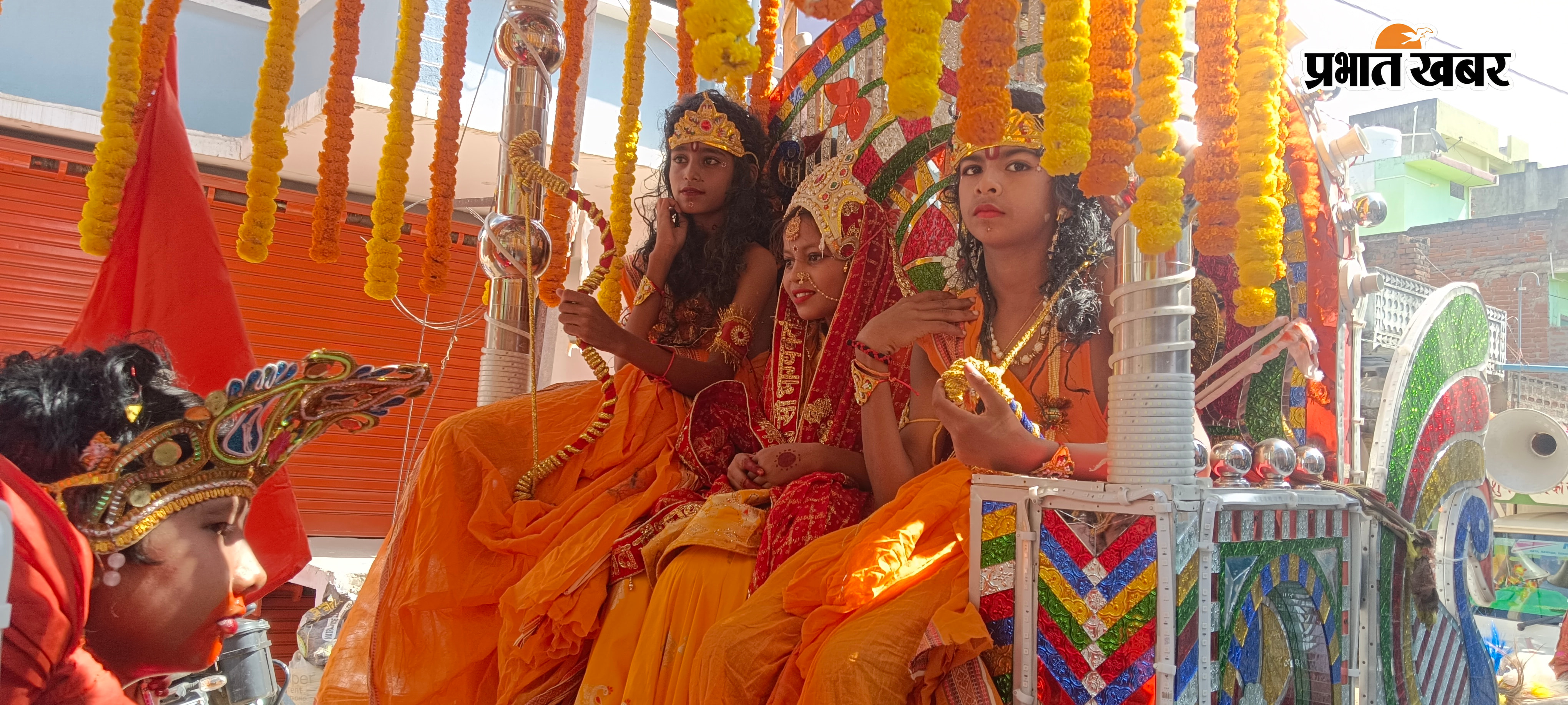शोभा यात्रा में शामिल श्रद्धालु | Prabhat Khabar Network