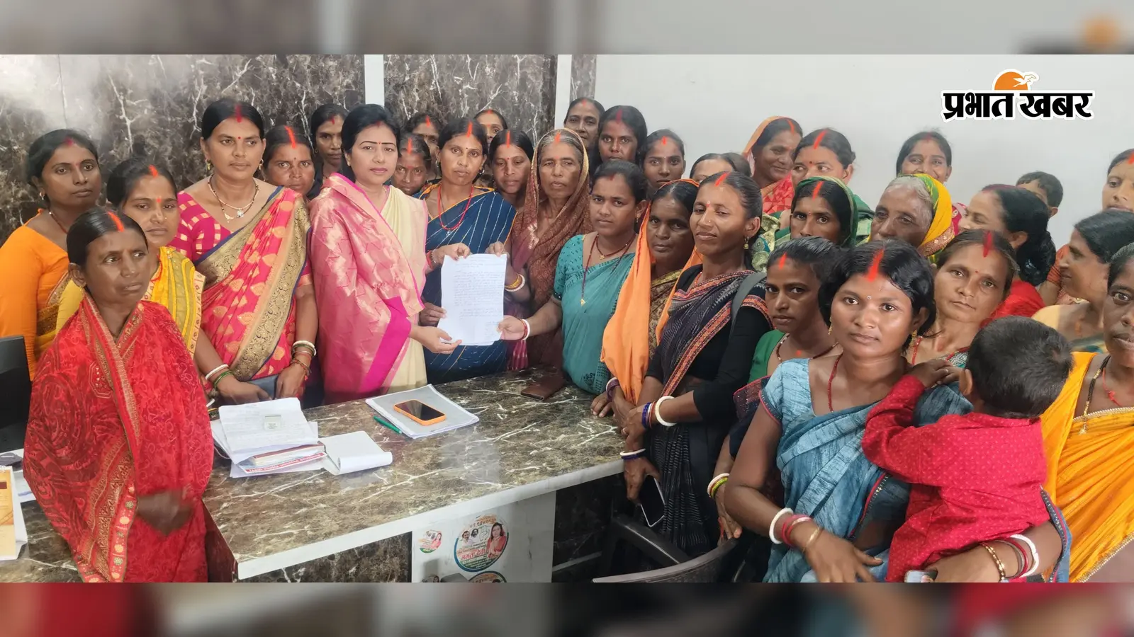 रामगढ़: 4 साल से अधूरी है सोसोकला-पतरातू सड़क, आक्रोशित महिलाओं ने विधायक ममता देवी को सौंपा ज्ञापन