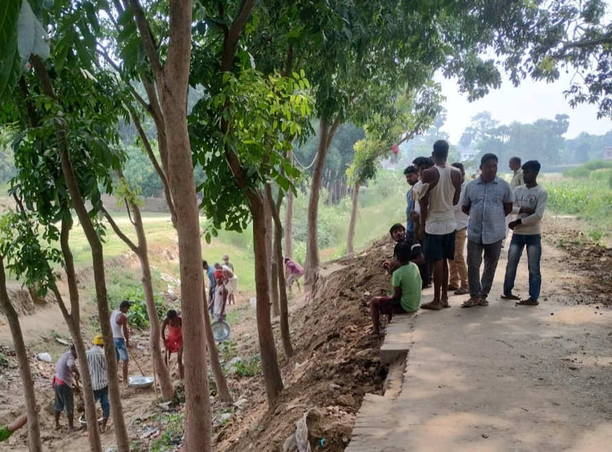 1 पूर्व में मनरेगा योजना से कराए गए कार्यों का शिलापट 2 वर्तमान में कराए जा रहे कार्य | Prabhat Khabar Network