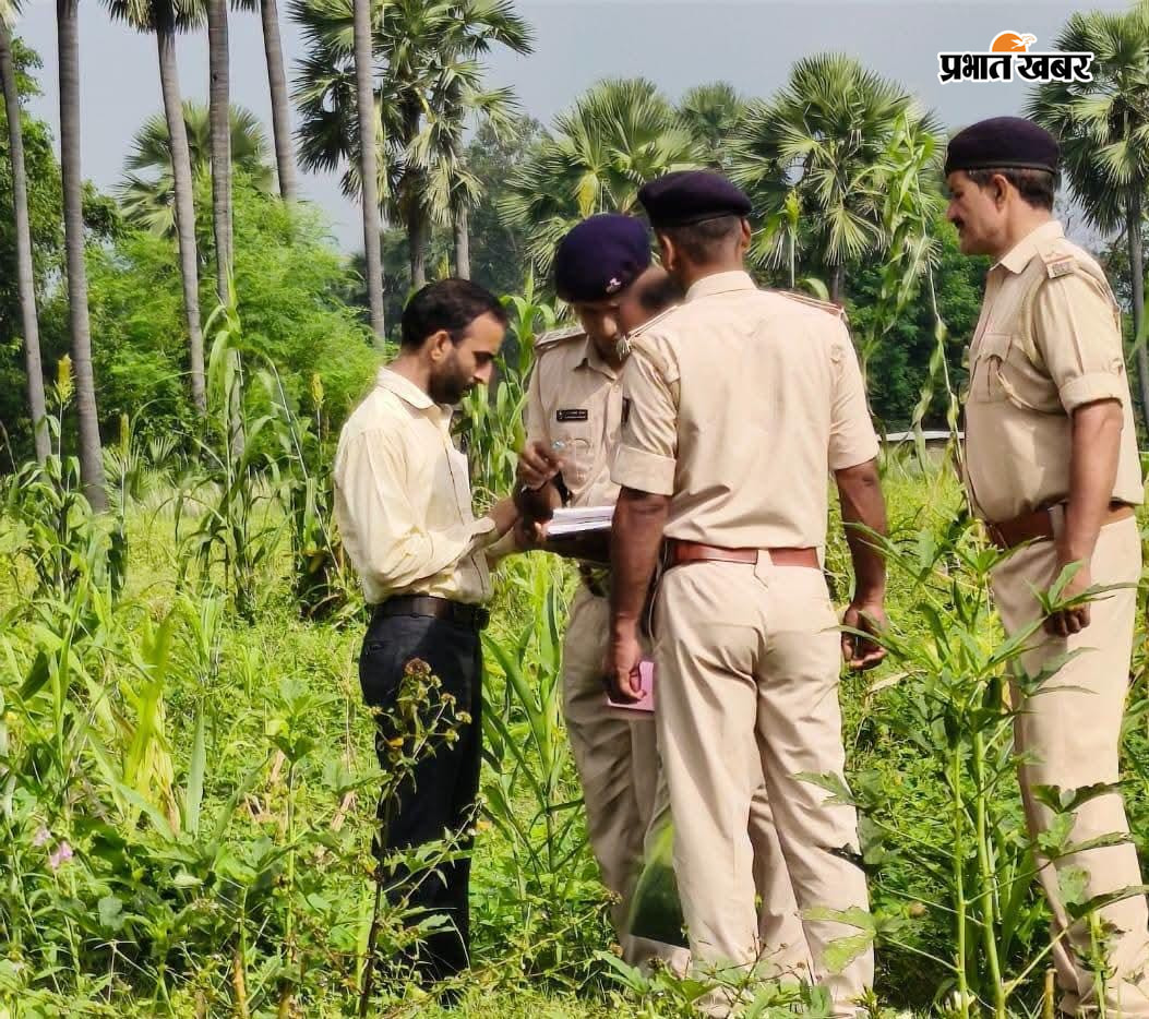 फोटो कैपशन - घटनास्थल पर उमड़ी ग्रामीणों का भीड़ घटनास्थल पर पहुची रोह पुलिस और एफएसएल की टीम | Prabhat Khabar Network