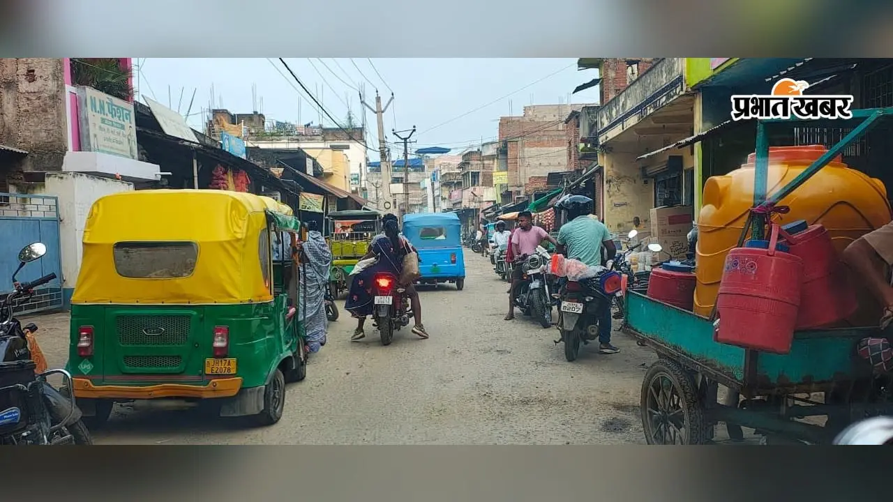पथरगामा की डाकघर रोड बनी पार्किंग स्थल, रोजाना जाम से परेशान लोग