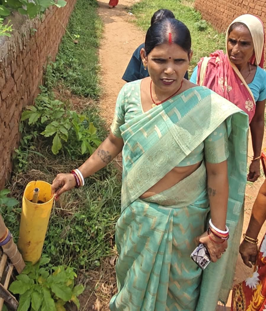 फोटो. नल-जल योजना का निरीक्षण करतीं चकाई प्रमुख उर्मिला देवी. | Prabhat Khabar Network
