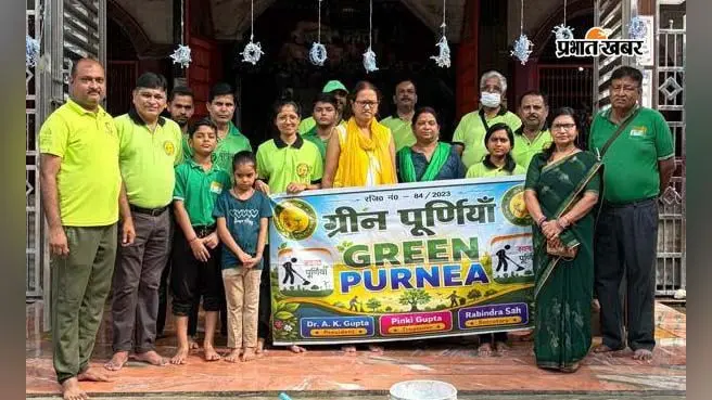 नवरात्रि से पहले पूर्णिया में उठी स्वच्छता की अलख: ग्रीन पूर्णिया की टीम ने मधुबनी दुर्गा मंदिर में चलाया महा-सफाई अभियान