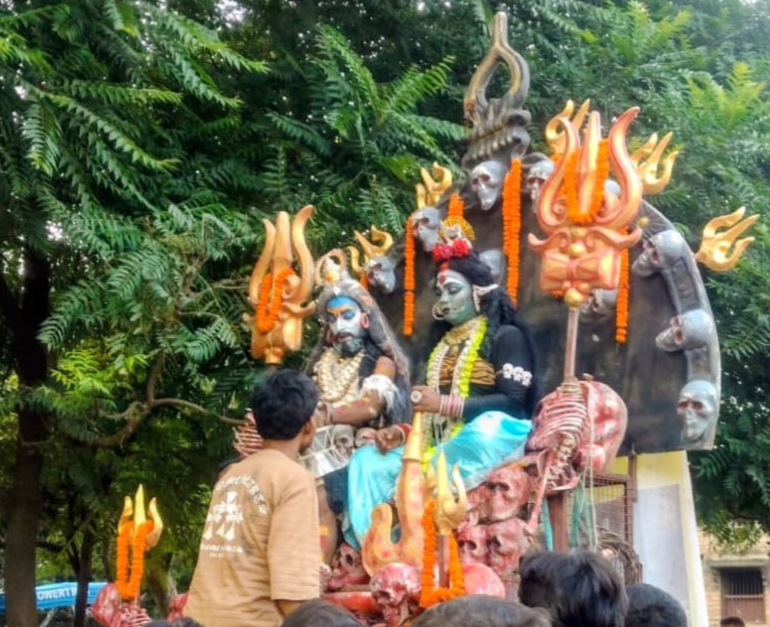 मेले में शामिल झांकियों के भावनृत्य प्रस्तुत करते कलाकार | Prabhat Khabar Network
