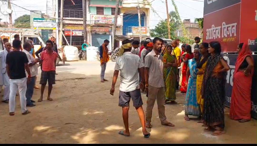 परिजनों और ग्रामीणों की जुटी भीड़