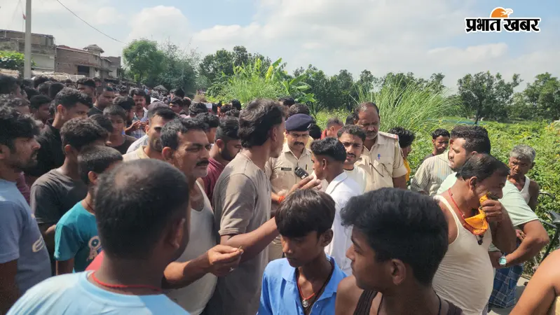 घर से डीजल लेने निकले रवी को रास्ते में मिली मौत, अज्ञात वाहन की टक्कर से घर का बुझ गया चिराग, सड़क पर उतरे गुस्साए ग्रामीण