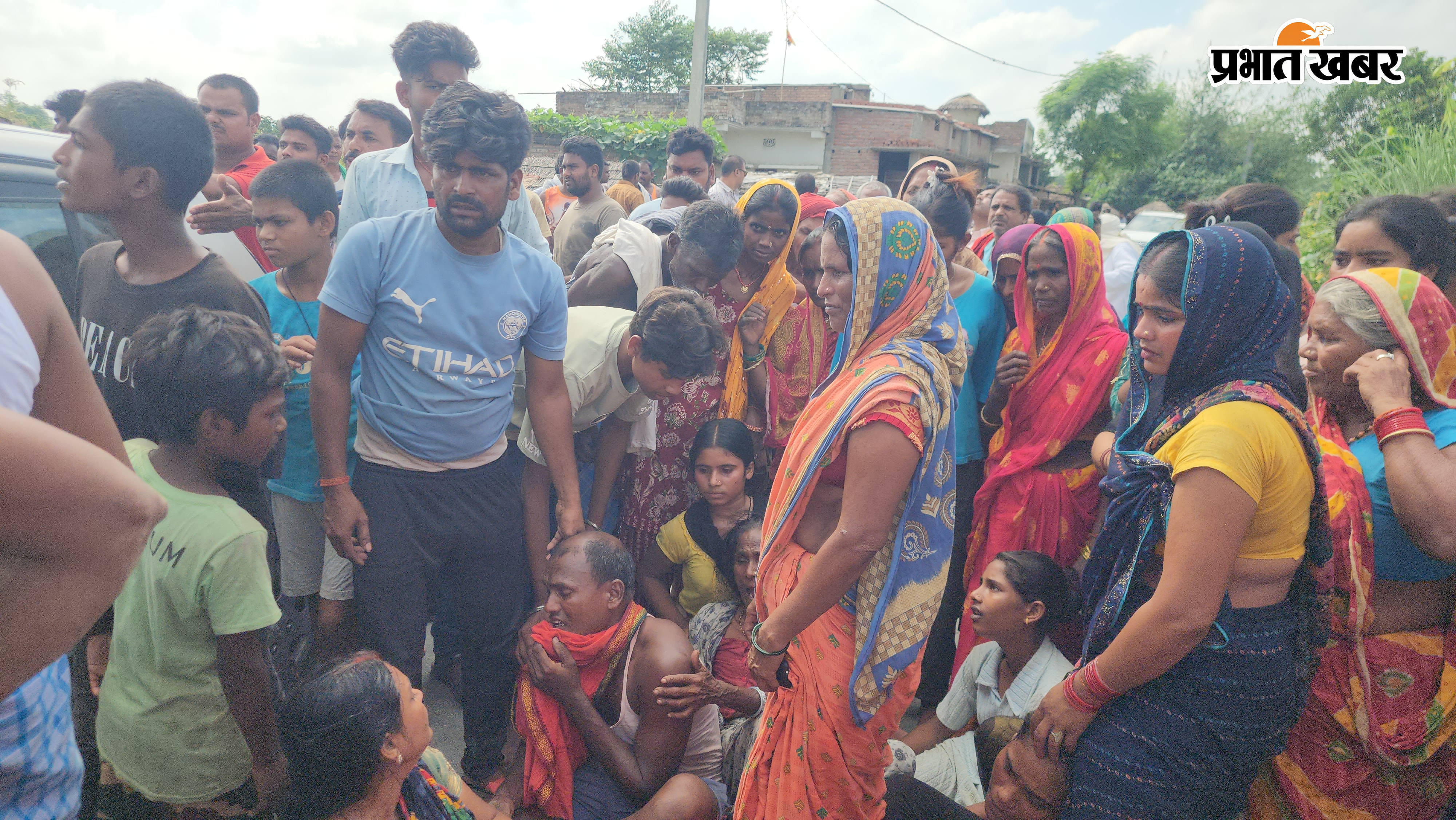 घटना के बाद ग्रामीणों की भीड़ जांच करती पुलिस | Prabhat Khabar Network