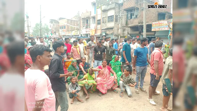 अतिक्रमण हटाने के विरोध में सड़क पर उतरे फुटकर विक्रेता, एनएच 333 किया जाम, बाजार के पास वेंडिंग जोन की मांग