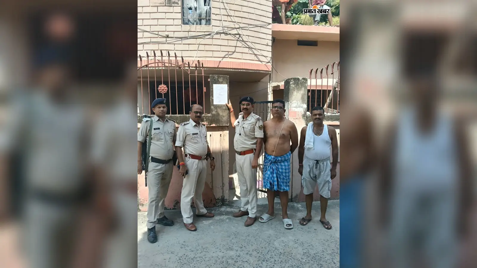 10 हजार के इनामी अभियुक्त विकास सिंह के घर चिपका इश्तिहार, आत्मसमर्पण न करने पर होगी कुर्की
