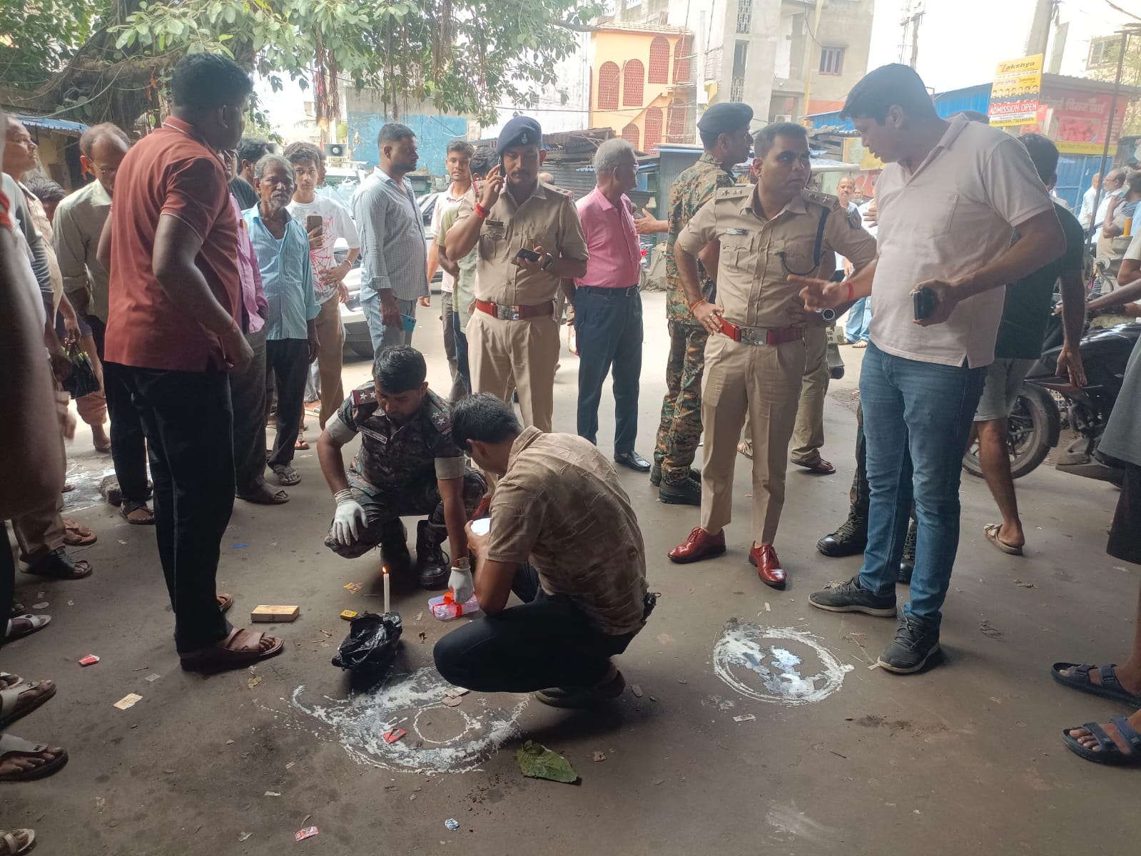 घटना स्थल से साक्ष्य जुटाती पुलिस (फोटा प्रतीक पोपट)