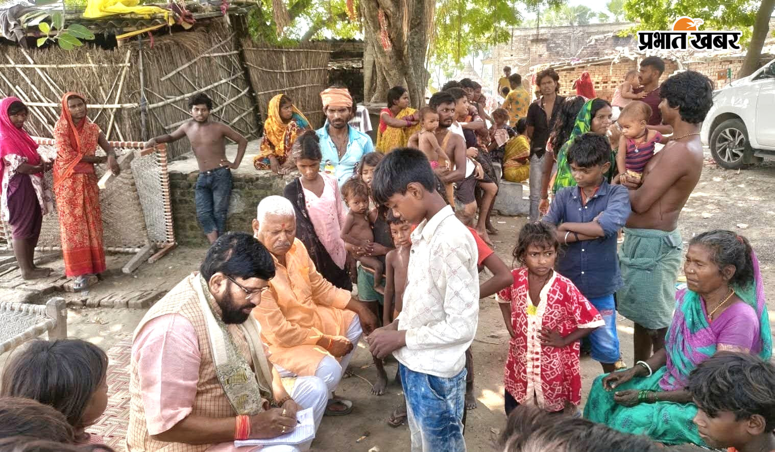 खराटी - चैनपुर महादलित बस्ती में बिंद समुदाय के लोगों की समस्यायों का निपटारा करते विधायक जनक सिंह | Prabhat Khabar Network