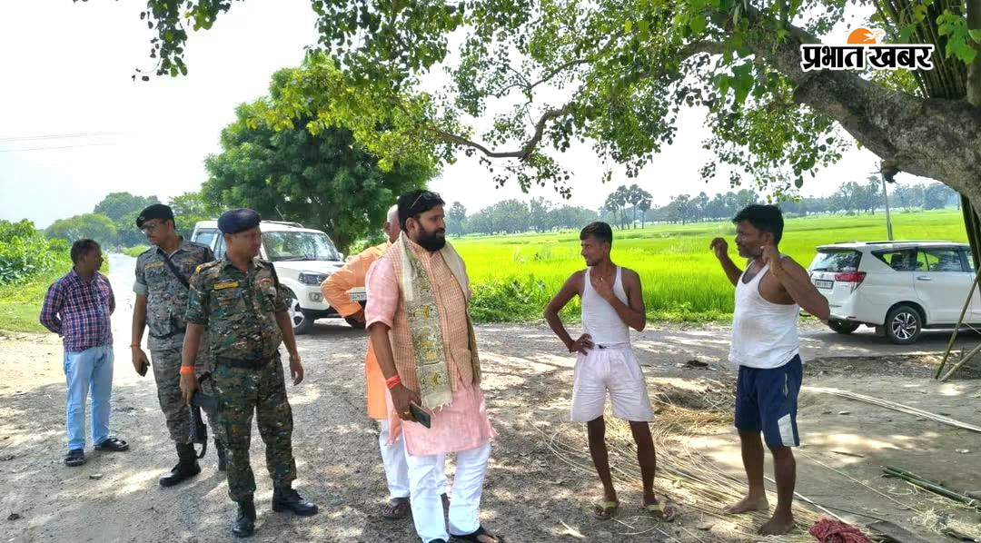 खराटी - चैनपुर महादलित बस्ती में बिंद समुदाय के लोगों की समस्यायों का निपटारा करते विधायक जनक सिंह | Prabhat Khabar Network