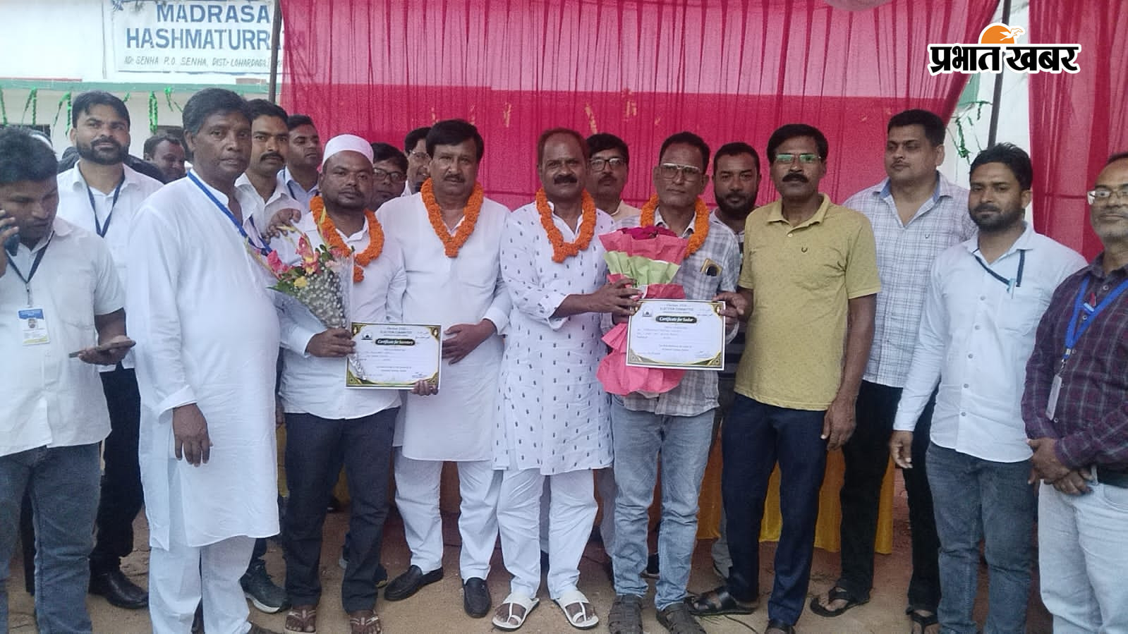 फोटो : अंजुमन इस्लामिया चुनाव में सदर और सेकरेरी पद केविजयी प्रत्यासी को प्रमाण पत्र देते कमिटी के अध्यक्ष व पदाधिकारी व अन्य | Prabhat Khabar Network