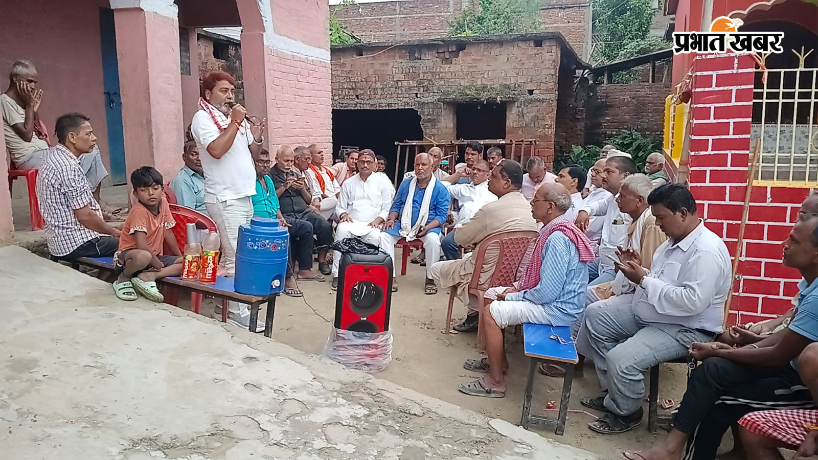 बैठक के बाद एकजुटता का प्रदर्शन करते हुए संघर्ष समिति के सदस्य बैठक को संबोधित करते हुए ई गौरी शंकर यादव | Prabhat Khabar Network
