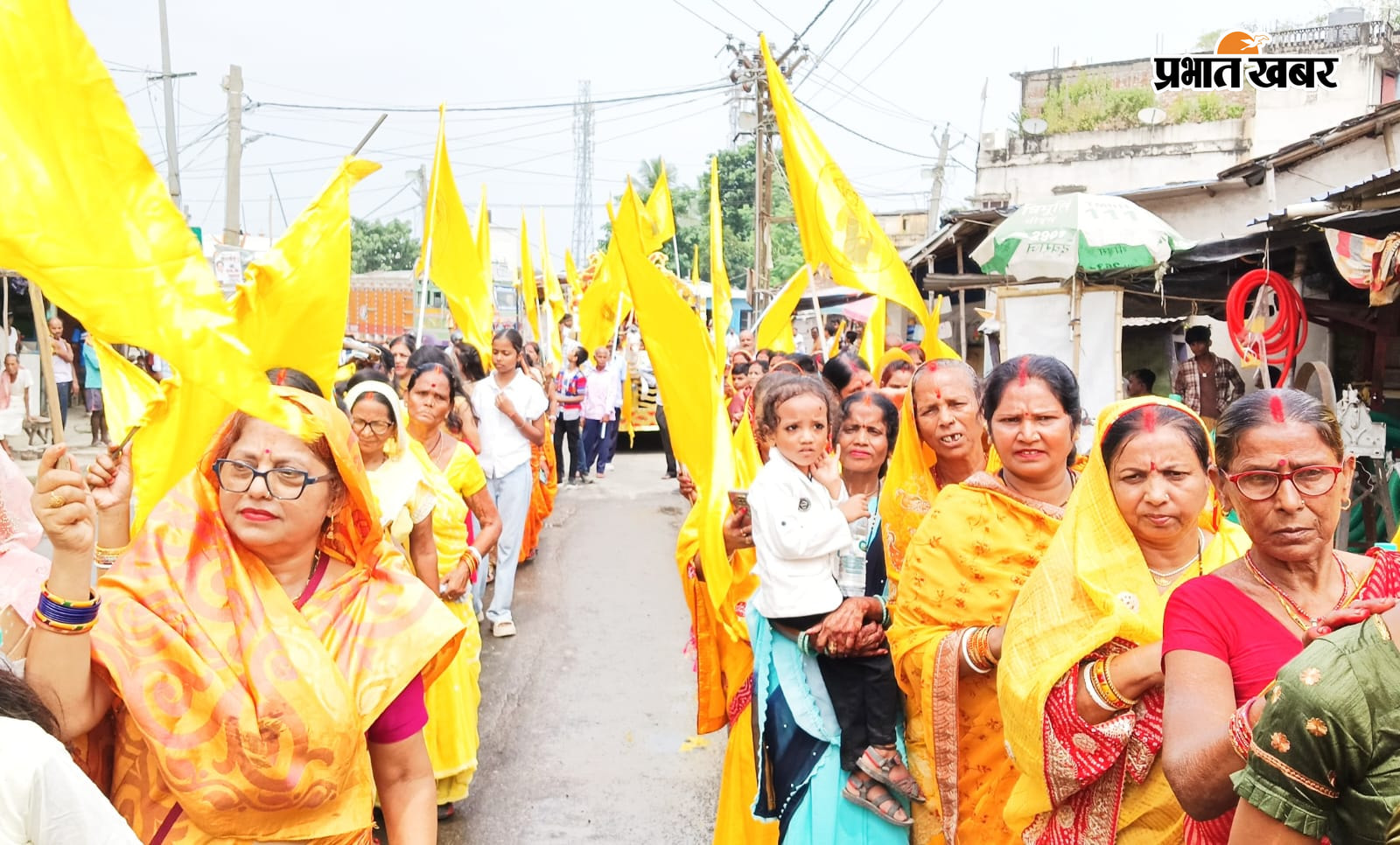 बलभद्र पूजा के मौके पर निकाली गई शोभायात्रा भाग लेती महिलाएं एवं पुरुष महिलाएं | Prabhat Khabar Network