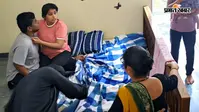 VIDEO: बिस्तर पर चढ़कर पति पर बरसाए थप्पड़ और घूंसे, हाथ जोड़कर गिड़गिड़ाता रहा युवक
