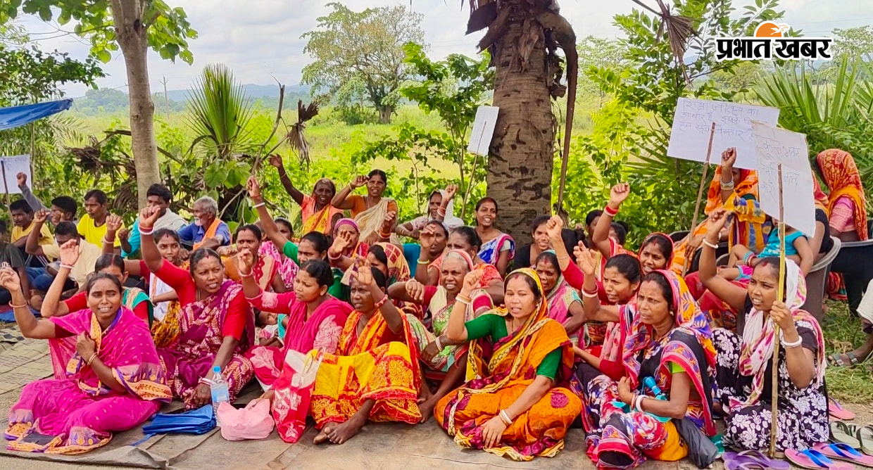 झोपड़ी में पढ़ाई करते बच्चे, धरना में शामिल प्रखंड प्रमुख, ग्राम प्रधान व अन्य, तख्तियां लेकर प्रदर्शन करते ग्रामीण, | Prabhat Khabar Network