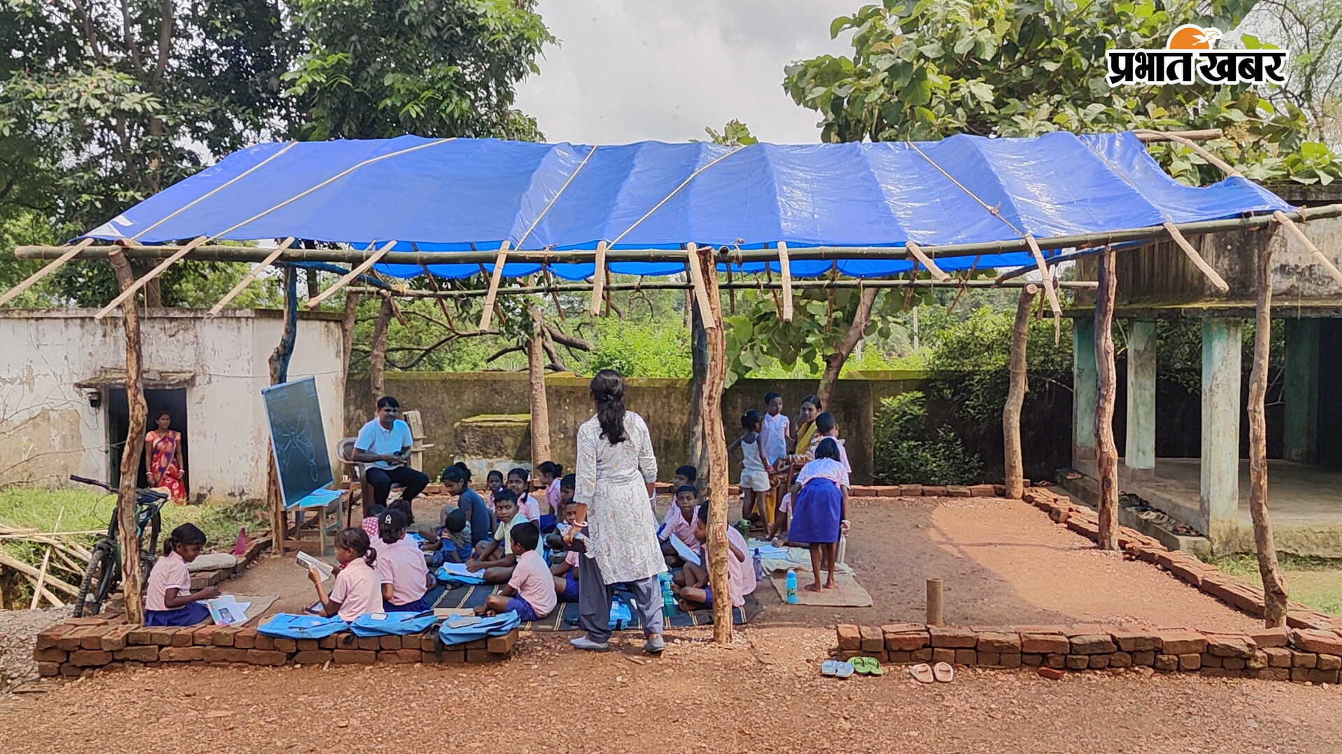 झोपड़ी में पढ़ाई करते बच्चे, धरना में शामिल प्रखंड प्रमुख, ग्राम प्रधान व अन्य, तख्तियां लेकर प्रदर्शन करते ग्रामीण, | Prabhat Khabar Network