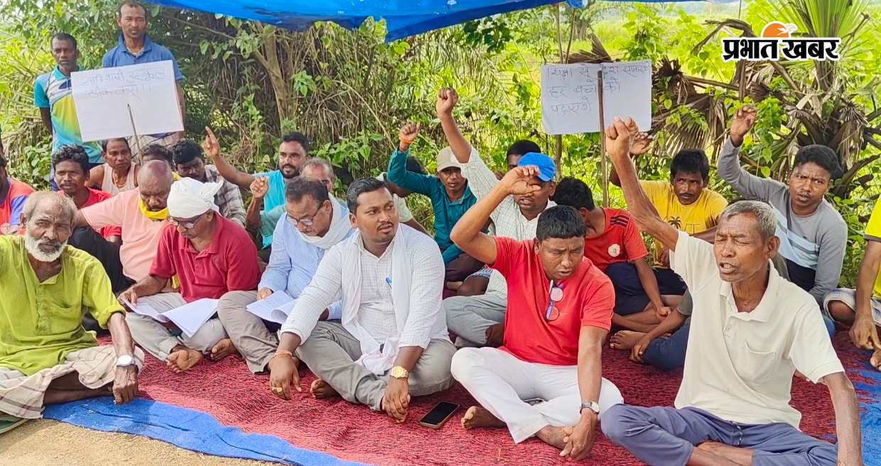 झोपड़ी में पढ़ाई करते बच्चे, धरना में शामिल प्रखंड प्रमुख, ग्राम प्रधान व अन्य, तख्तियां लेकर प्रदर्शन करते ग्रामीण, | Prabhat Khabar Network