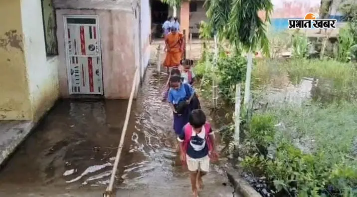 सुंदर स्कूल, बदहाल परिसर : 20 दिनों से दो फीट पानी में डूबा खेल मैदान, बच्चों को पानी से होकर आना-जाना