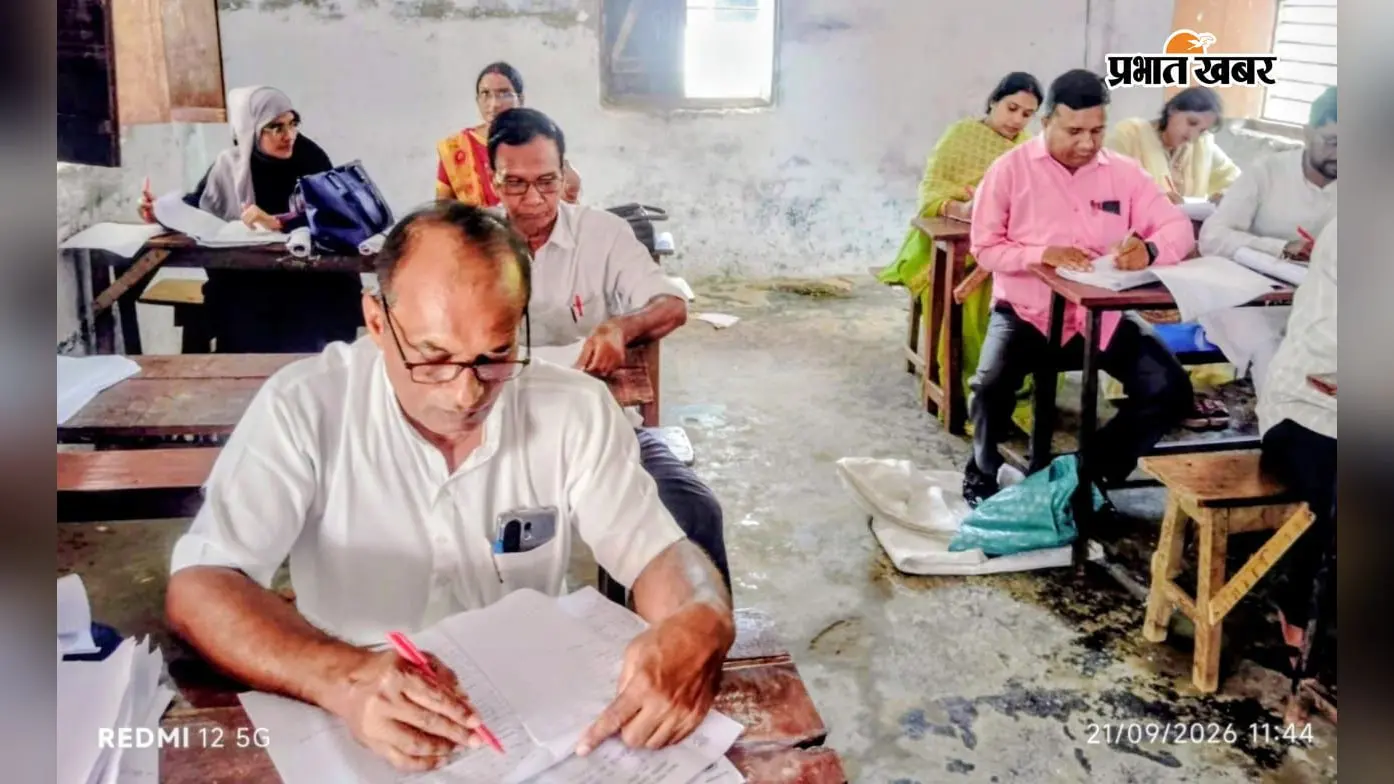 सीवान:बड़हरिया के 30 CRC पर शुरू हुई अर्द्धवार्षिक परीक्षा की कॉपियों की जांच