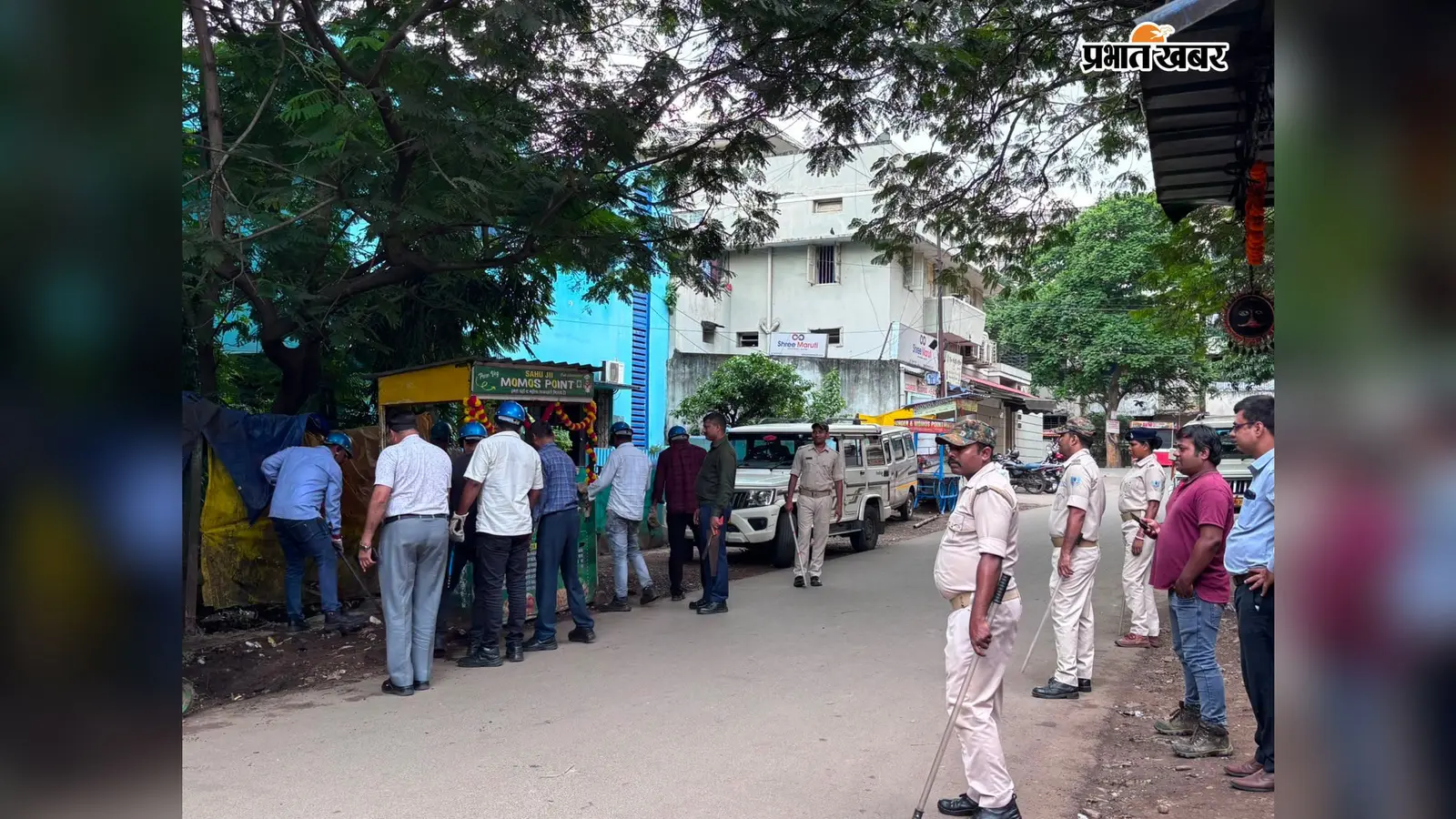 दुर्गा पूजा से पहले एक्शन में प्रशासन, बाराद्वारी खाऊ गली से हटाया गया अतिक्रमण