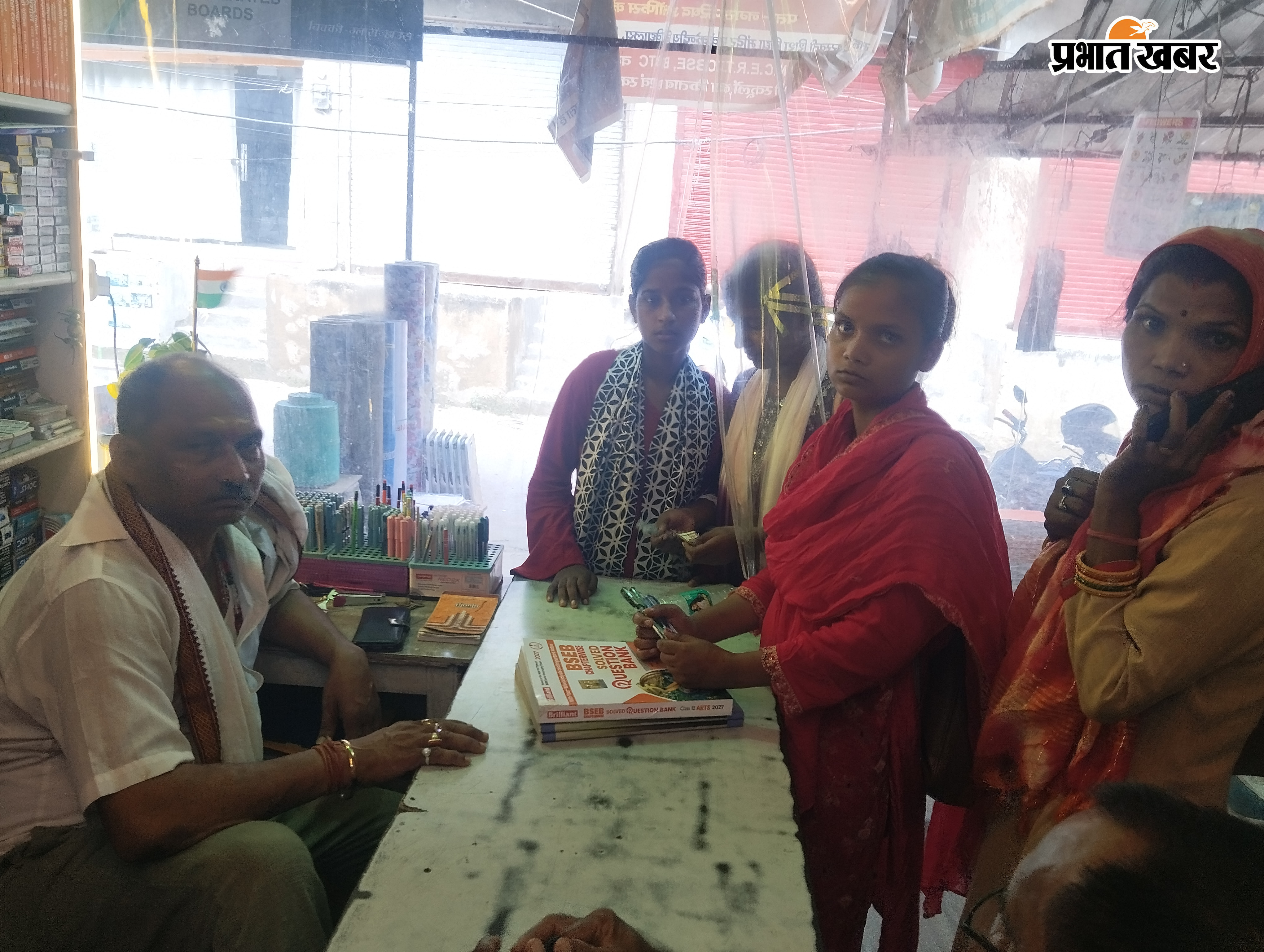 फ़ोटो.नगद रुपये देकर खरीदारी करते ग्राहक | Prabhat Khabar Network
