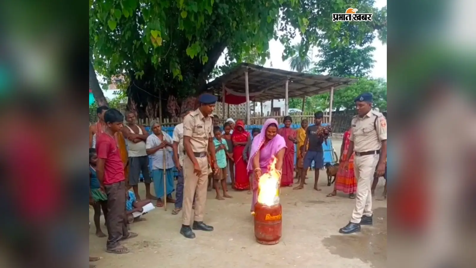 गैस सिलेंडर से खेत-खलिहान तक आग लगी तो क्या करें? सोनवर्षाराज में अग्निशमन टीम ने ग्रामीणों को सिखाए जीवन रक्षक तरीके
