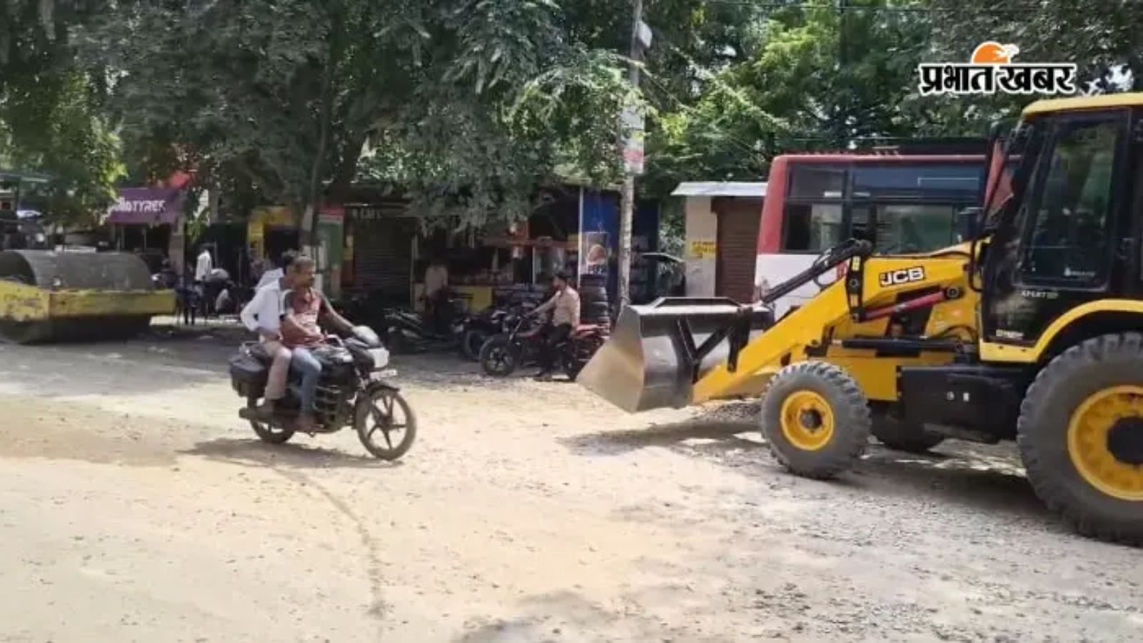 सड़क पर चल रहे मरम्मत कार्य की तस्वीर