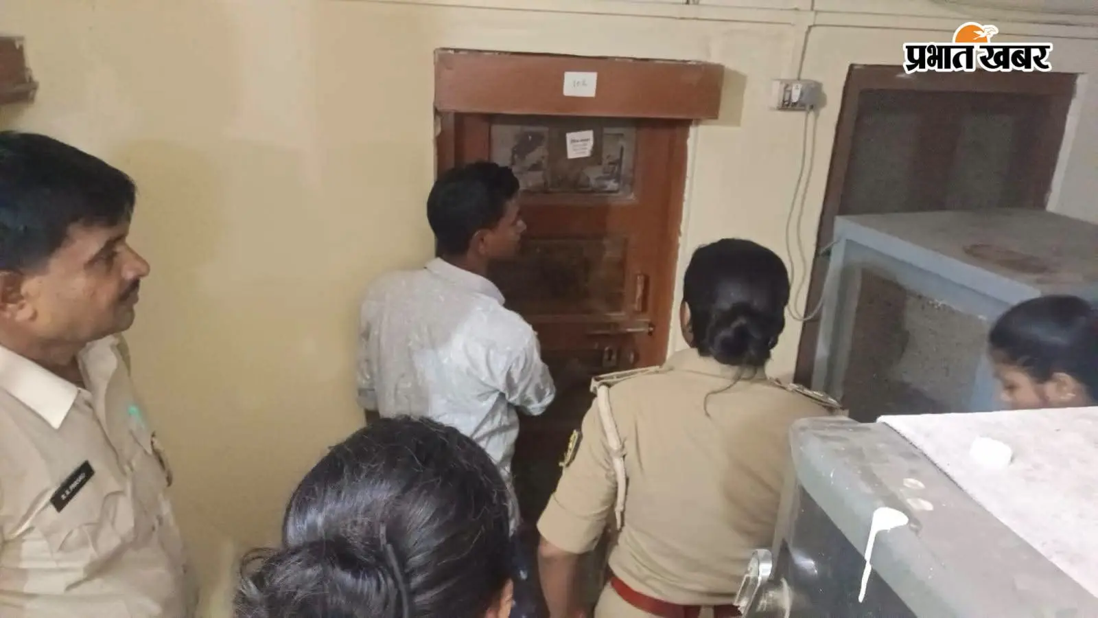 शहर के लॉज और होटलों में पुलिस-प्रशासन की छापेमारी, ठहरने वाले लोगों के दस्तावेजों की हुई जांच
