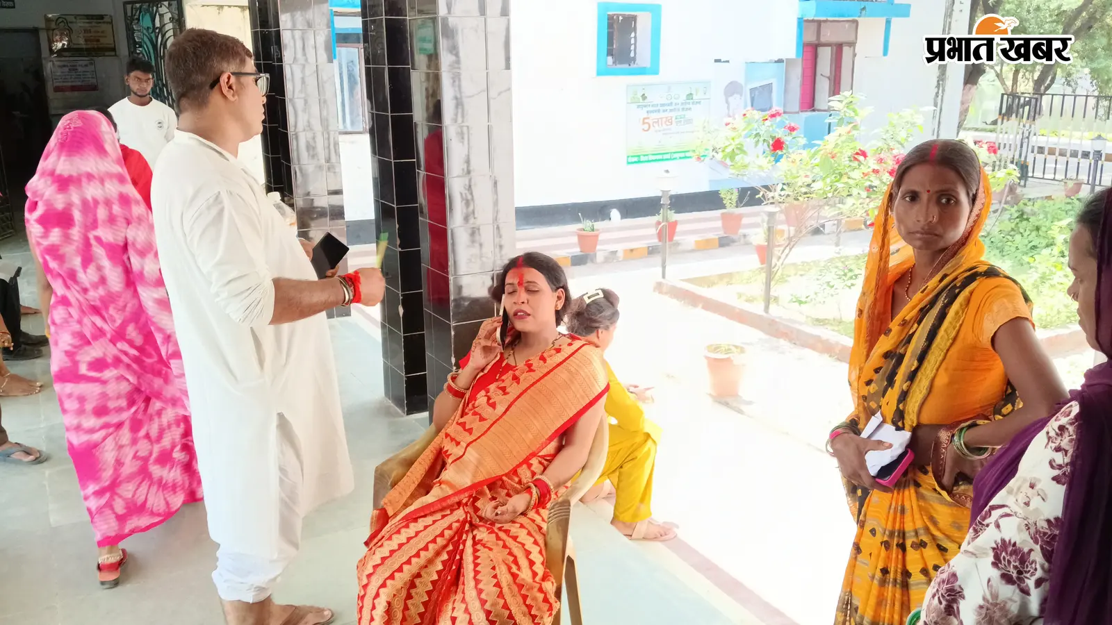 गोपालगंज: थावे मंदिर में नये वाहन की पूजा के दौरान हादसा, नियंत्रण बिगड़ने से सीढ़ी से टकरायी कार