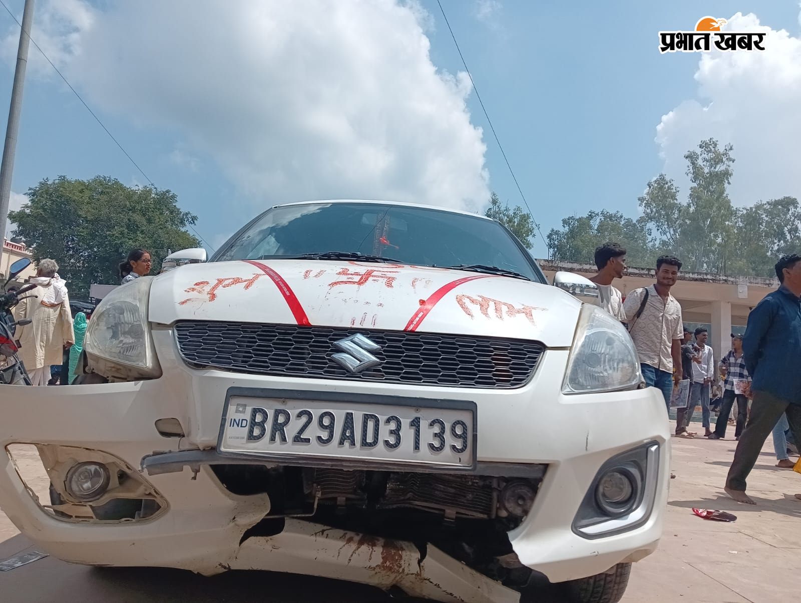 थावे दुर्गा मंदिर में नए वाहन की पूजा के दौरान हादसा, महिला का पैर टूटा | Prabhat Khabar Network