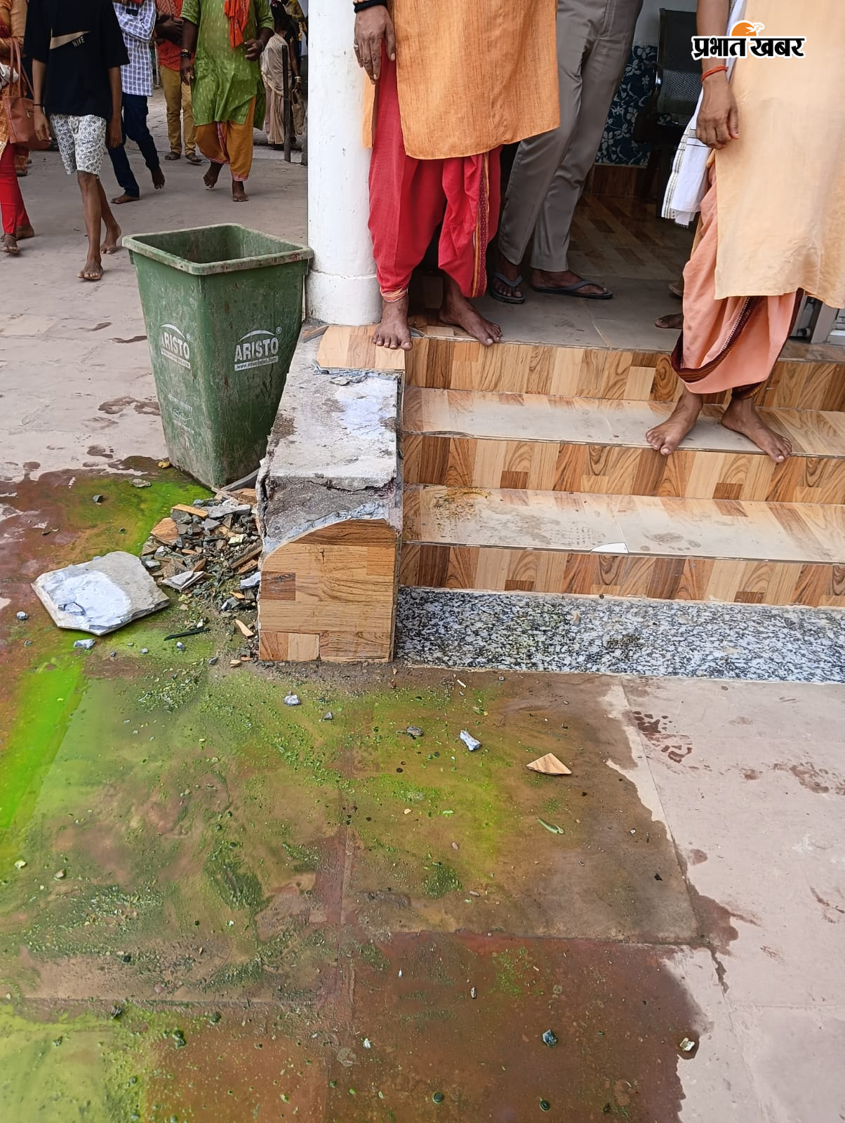 थावे दुर्गा मंदिर में नए वाहन की पूजा के दौरान हादसा, महिला का पैर टूटा | Prabhat Khabar Network