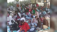 औरंगाबाद में परीक्षा देने की जगह नहीं मिली तो फर्श पर बैठे छात्र, पेड़ के नीचे खुले में भी देनी पड़ी परीक्षा
