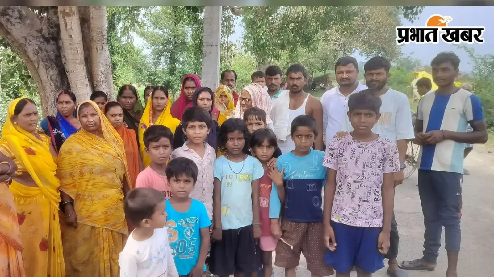 कैमूर में प्रधानाध्यापक के व्यवहार से नाराज बच्चों ने स्कूल जाना छोड़ा, स्कूल के गेट पहुंचे ग्रामीण, कार्रवाई की मांग