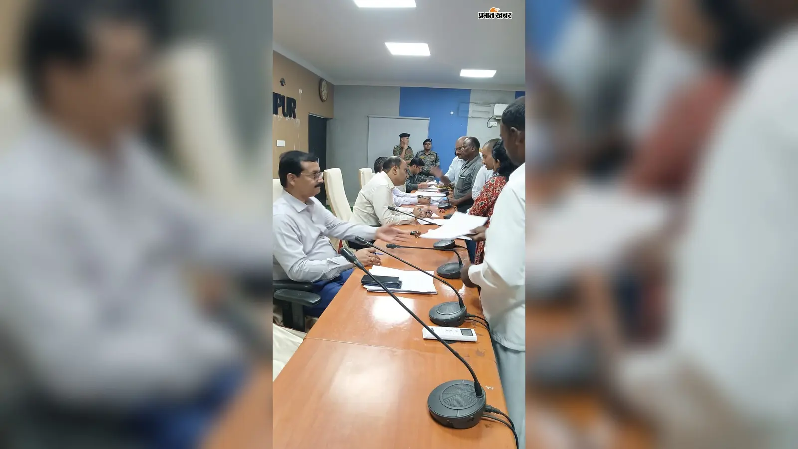 डीएम का जन संवाद कार्यक्रम: फरियादियों की समस्याओं पर कड़ा रुख, समयबद्ध निष्पादन के सख्त निर्देश