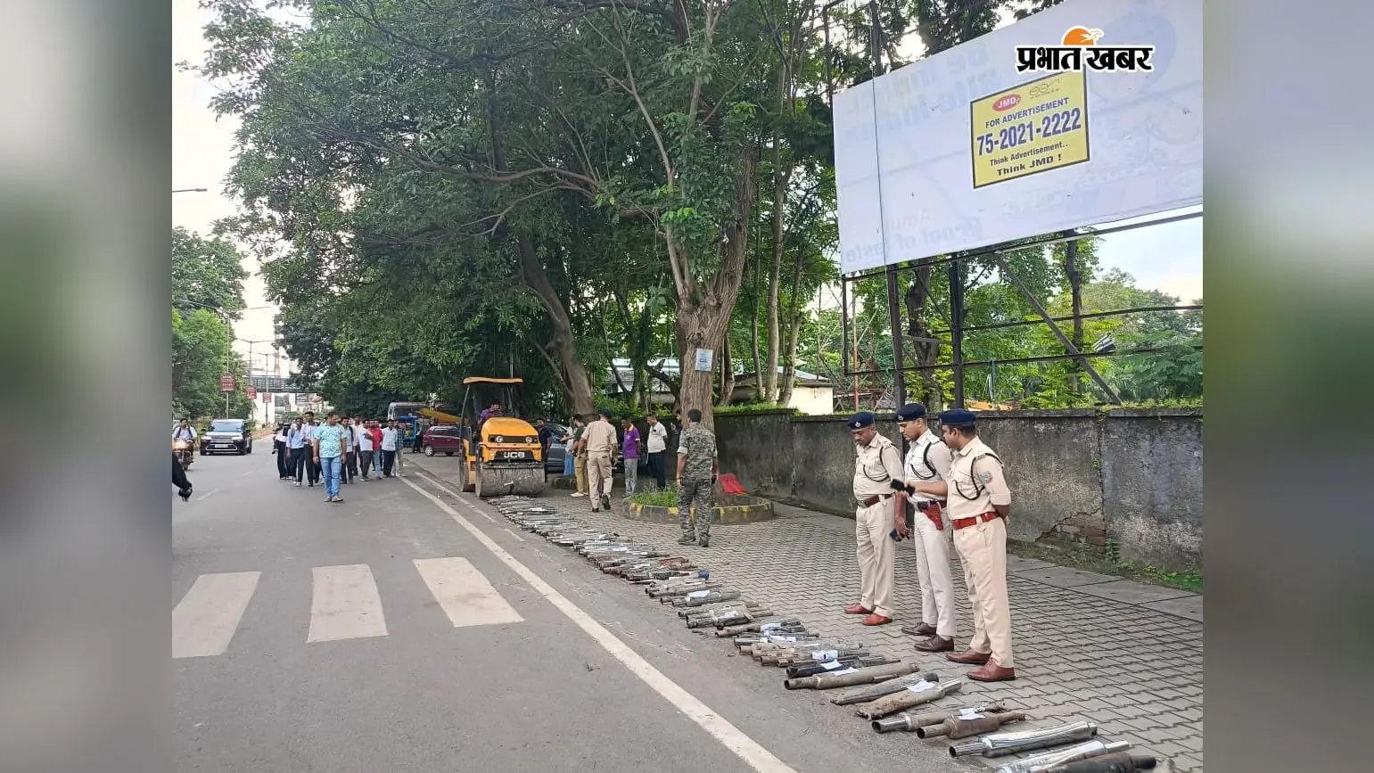 मॉडिफाइड साइलेंसर लगाकर सड़क पर निकले तो होगी कार्रवाई, 20-30 साइलेंसर पर चला रोड रोलर