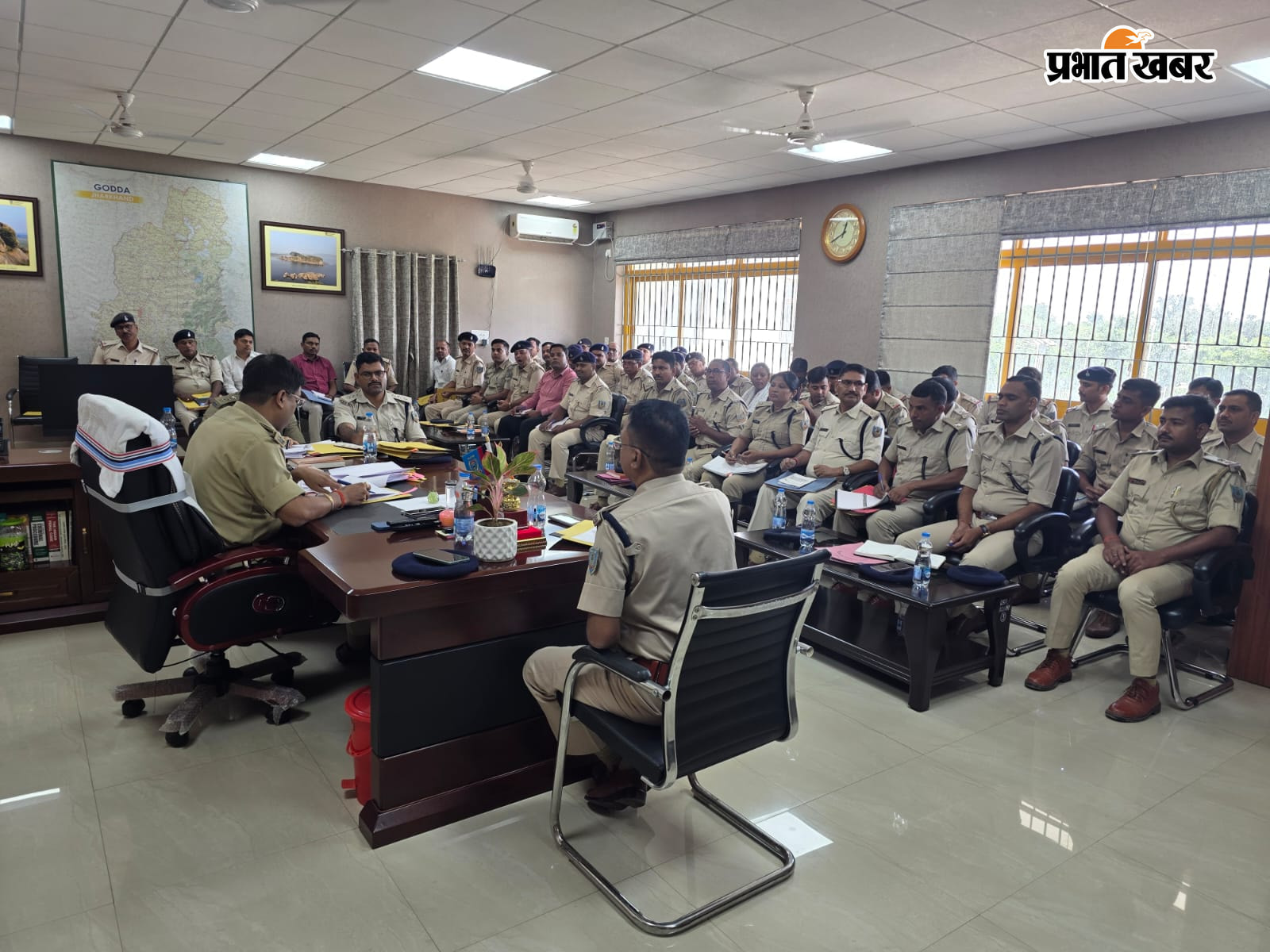 डीसी बैठक करते पुलिस पदाधिकारी | Prabhat Khabar Network