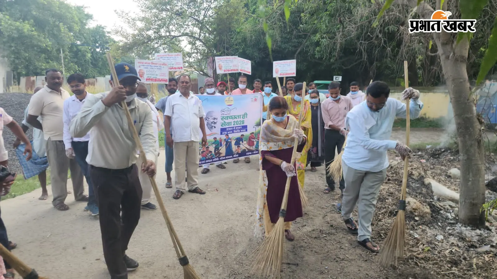 नौतन में प्रमुख और BDO ने खुद की सफाई, स्वच्छता से बीमारियों से बचाव का दिया संदेश