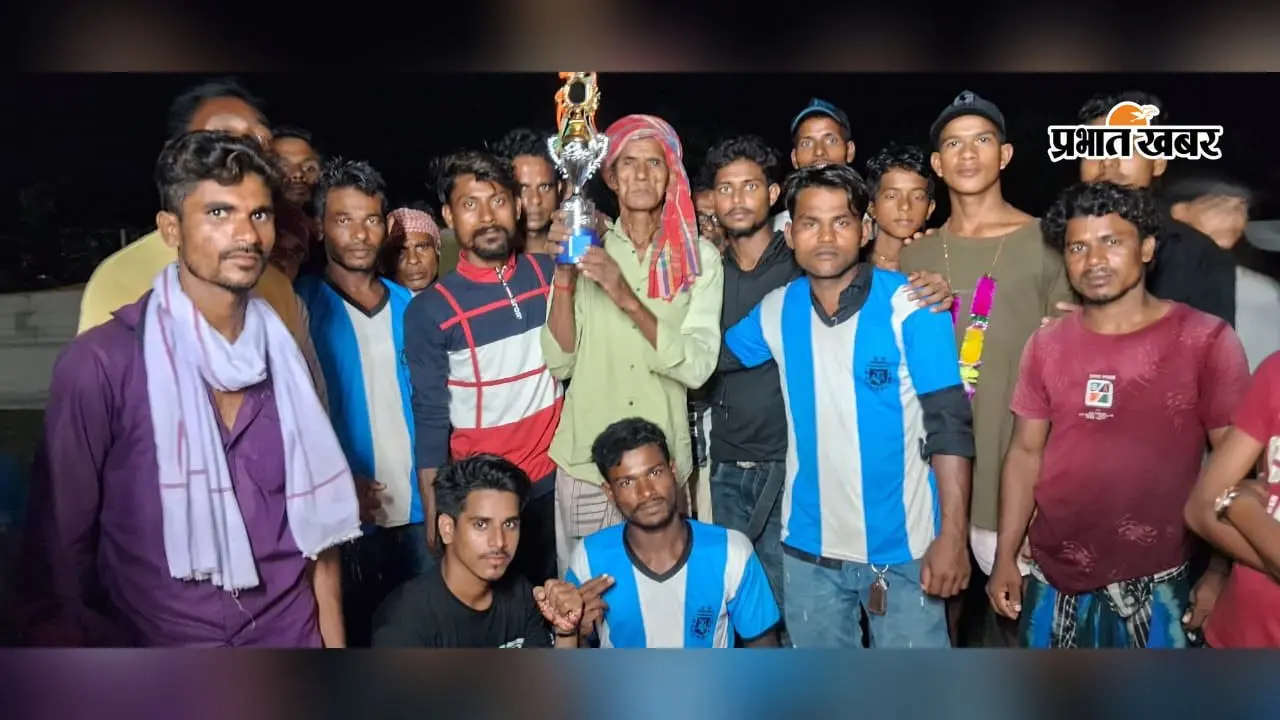 कटिहार: बारसोई के पुरिया घाट में रोमांचक नौका दौड़, बिनटोली को हराकर शिकारपुर की टीम बनी विजेता
