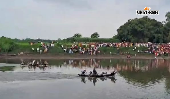 फोटो कैप्शन: जीत के बाद विजयी ट्रॉफी के साथ शिकारपुर की टीम तथा नदी में नौका दौड़ में शामिल टीमें. | Prabhat Khabar Network