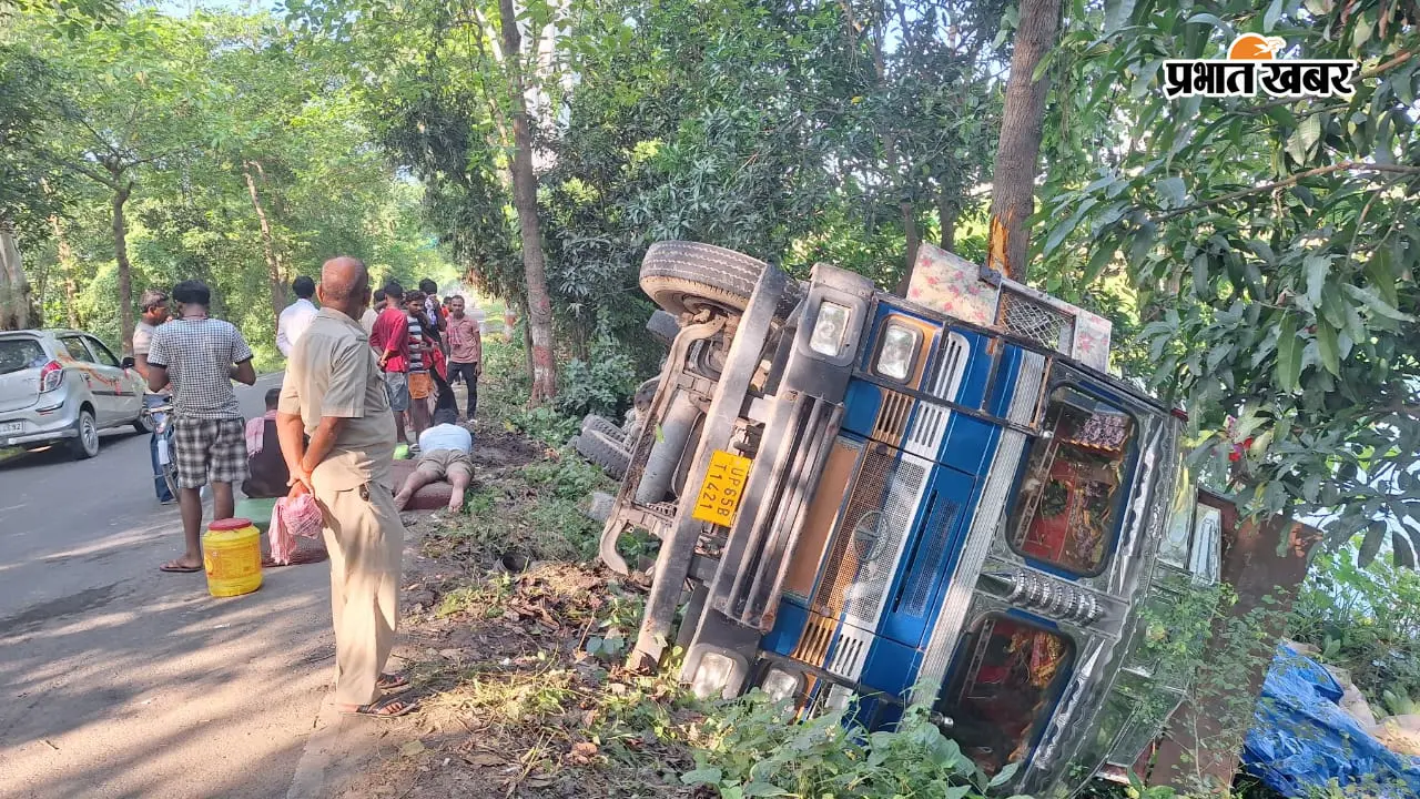 बेतिया से नरकटियागंज जा रहा था 550 बोरी अनाज, मटियरिया पुल के पास पलट गया ट्रक
