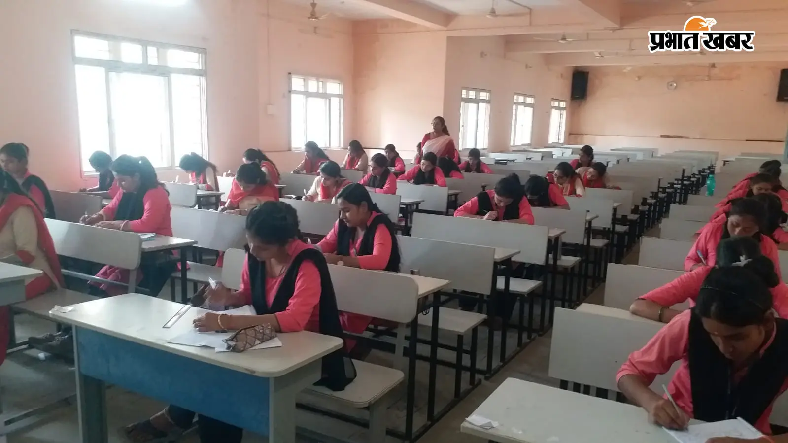 SKMU सेमेस्टर-5 परीक्षा में 319 छात्राएं शामिल, पहली पाली में रही 100% उपस्थिति