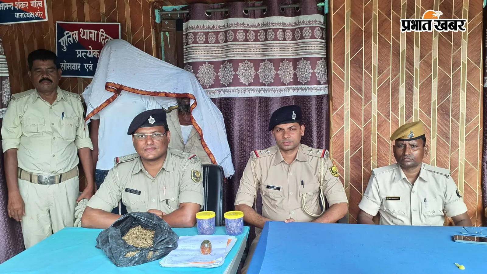 घर में प्लास्टिक के थैले में छिपाकर रखा था गांजा, बेनीपट्टी में पिता-पुत्र गिरफ्तार