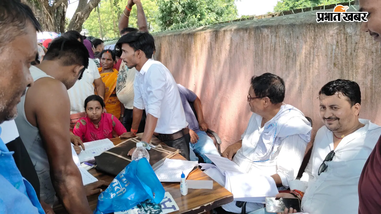 पक्का घर पाने वालों की सूची जारी, वाल्मीकिनगर में ग्राम सभा के दौरान ग्रामीणों ने जांचा अपना नाम